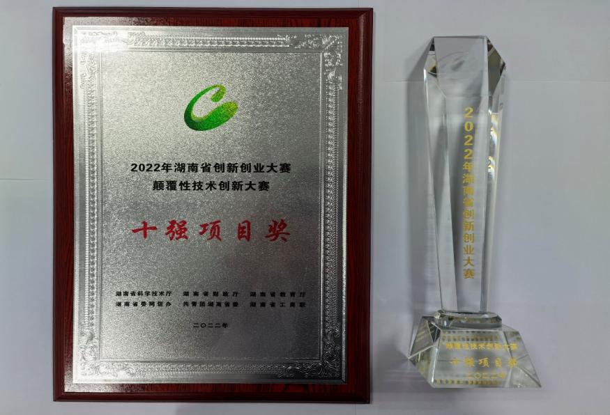 桌子上放了不同类型的海报
中度可信度描述已自动生成